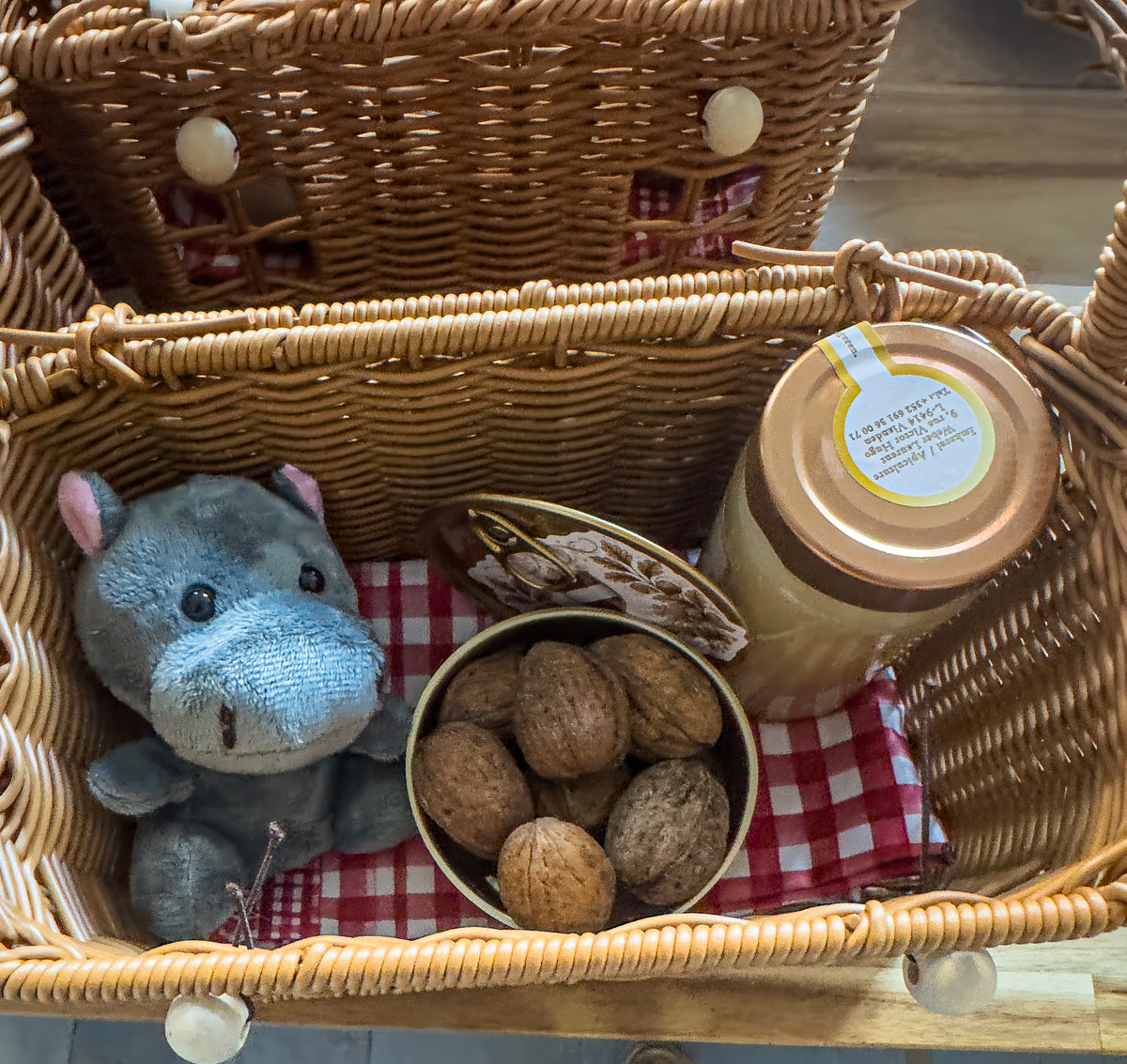 Vianden Gift Basket – Walnuts, Hunnig Honey & Small Plush Toy