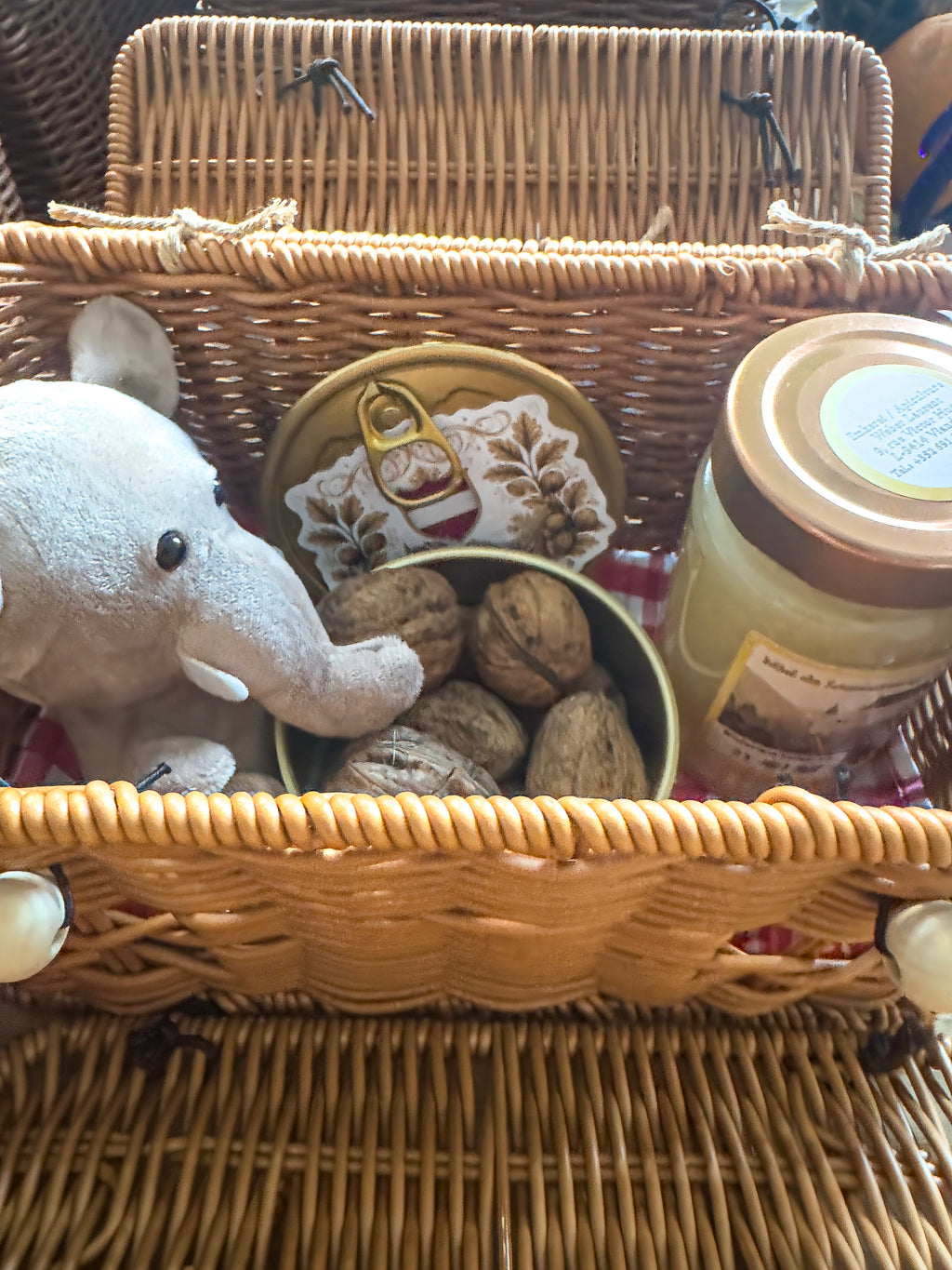 Vianden Gift Basket – Walnuts, Hunnig Honey & Small Plush Toy